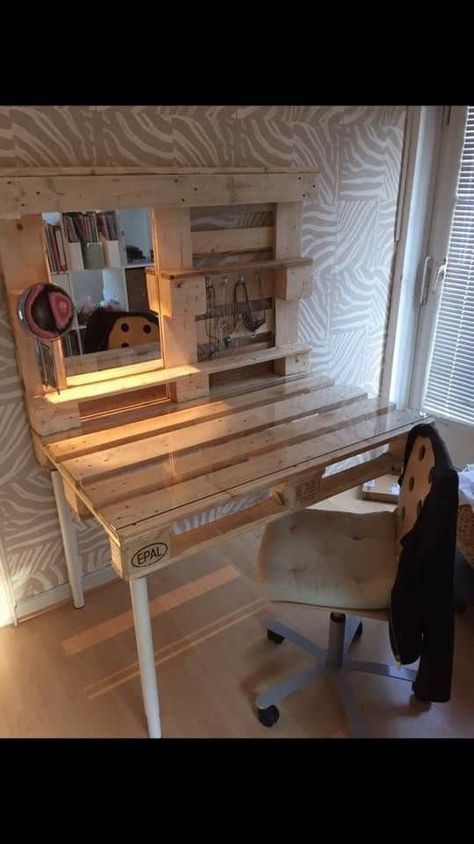 Desk Made From Pallets, Handmade Makeup Desk, Pallet Computer Desk, Pallet Wood Desk, Pallet Vanity Diy, Pallet Desk Diy, Pallet Desk Ideas, Diy Pallet Desk, Homemade Vanity