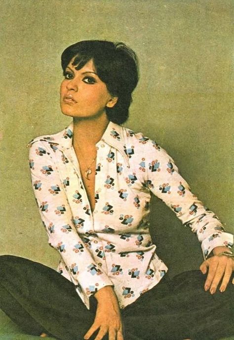 Retro Fashion 70s Indian, Indian Retro, Zeenat Aman, Bollywood Retro, Bollywood Pictures, Retro Bollywood, Bollywood Outfits, Retro Images, Vintage Icons