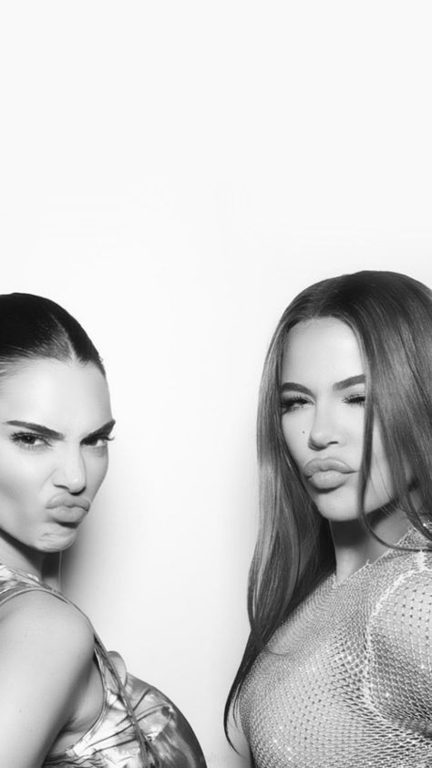 Khloe Kardashian Black And White, Khloe Kardashian And Kendall Jenner, Kendall Jenner And Khloe Kardashian, Karjenner Aesthetic, The Kardashians Aesthetic, Khloe Kardashian Wallpaper, Khloe Kardashian Aesthetic, Khloe And Kendall, Kardashian Wallpaper