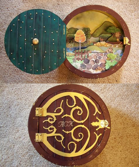 A Hobbit's Box - Scrapbook.com - amazing hobbit door scrapbooking project Lord Of The Rings Crafts, Hobbit Party, Hobbit Door, Nerd Crafts, Crochet Geek, Geek Crafts, The Rings, Tolkien, Lord Of The Rings