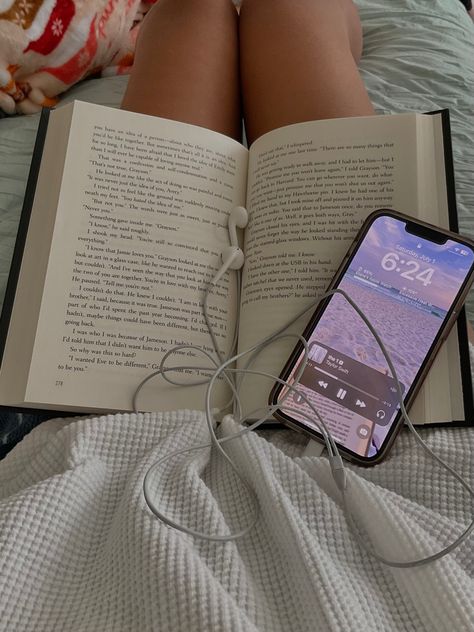 Reading Motivation, New Year New Me, Reading In Bed, Music Aesthetic, Foto Ideas Instagram, Girl Reading, School Motivation, Book Girl, I Love Books