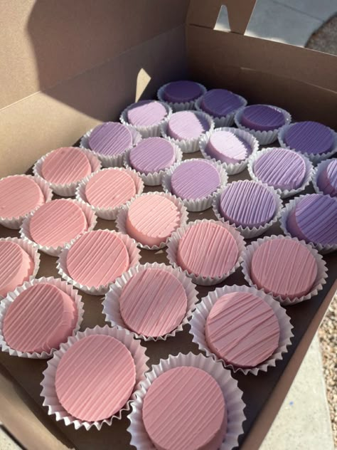 Pastel Chocolate Covered Oreos, Pink And Purple Desserts, Chocolate Covered Oreos Ideas, Purple Treats, Pink Oreos, Purple Desserts, Chocolate Covered Desserts, Baby Shower Candy Bar, Chocolate Recipes Homemade