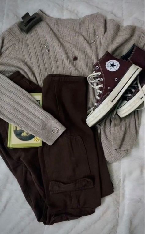 Outfit Inspo With Brown Pants, Outfit Ideas With Brown Converse, Brown Cargos Fits, Outfits With Brown Converse High Tops, Styling Brown Converse, How To Style Brown Cargos, Where To Get Cargo Pants, Brown Cargos Outfits, Cargo Pants With Sweater