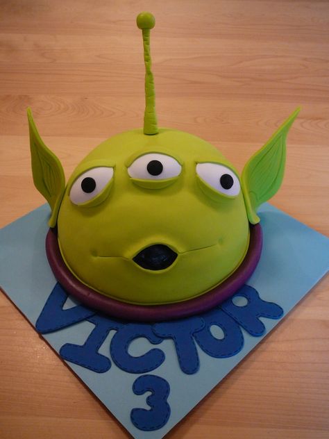 Toy Story green alien cake- for my friend's birthday! Cars Cake Pops, Cakes Disney, Alien Cake, Disney Themed Cakes, Car Cakes, Cars Cake, Harry Birthday, Toy Story Cakes, Green Alien