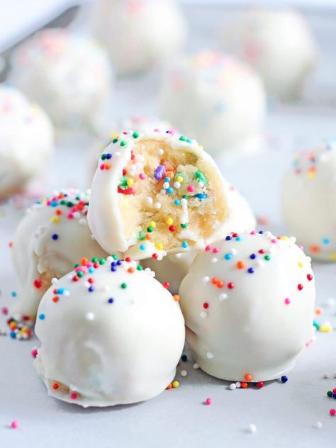 No bake birthday cake truffles are a fun treat to make for birthday parties! Each bite is filled with cake flavor and sprinkles. Oreo Ball, Cake Batter Truffles, No Bake Truffles, Grill Dessert, Italian Christmas Cookies, Cake Ball, Oreo Balls, Brownie Desserts, Cookie Ball