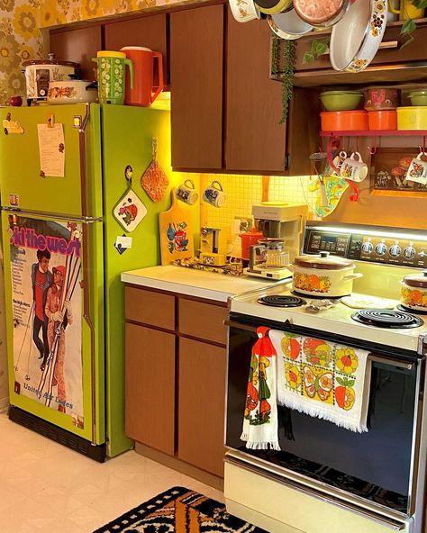 Colorful Accent Wall Living Room, 70s Boho Kitchen, 70s Kitchen Aesthetic Modern, Eclectic Vintage Kitchen, 70s Interior Design Kitchen, Kitschy Home Decor, 60’s Decor, 70s Decor Aesthetic, 60s House Interior