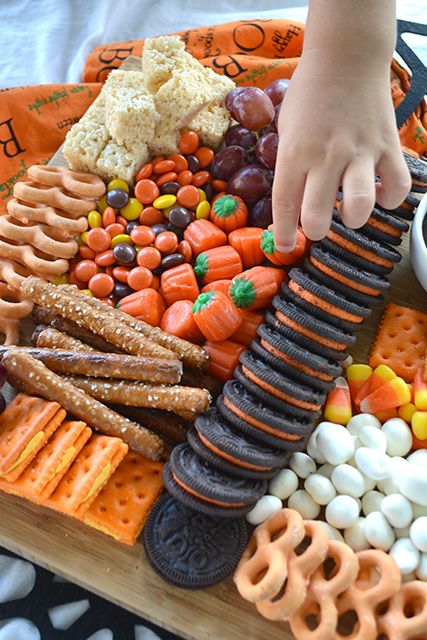 Fall Sweets Charcuterie Board, Fall Charcuterie Board Kids, Fall Candy Charcuterie Board, Fall Charcuterie Board Dessert, Fall Dessert Charcuterie Board, Halloween Sweet Snacks, Dessert Charcuterie Board Fall, Halloween Dessert Charcuterie Board, Halloween Candy Charcuterie Board