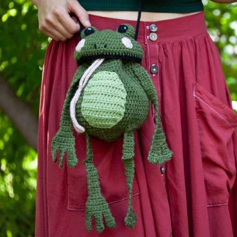 Crochet Patterns Disney, Tangled Crochet, Crochet Patterns For Christmas, Frog Purse, Crochet Parrot, Lining Pattern, Mochila Crochet, Crochet Dreams, Bag Tutorials