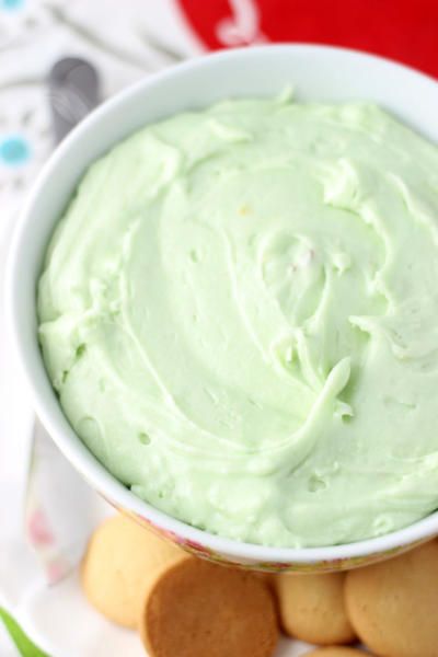 Pistachio buttercream for the pistachio lover in your life. Make their favorite cake, then slather this gorgeous stuff on! Pistachio Cream Cheese Frosting, Pistachio Buttercream, Pistachio Recipes, Icing Recipes, Dessert Original, Cake Frosting Recipe, Pistachio Pudding, Cupcake Wars, Pistachio Cake