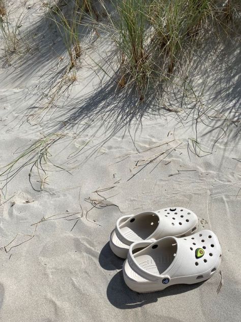 Crocs Beach Outfit, Beach Sandals Aesthetic, White Crocs Aesthetic, Crocs Outfit Summer, Crocs Aesthetic Outfit, Crocs Summer, Aesthetic Crocs, Sandals Aesthetic, Crocs Aesthetic