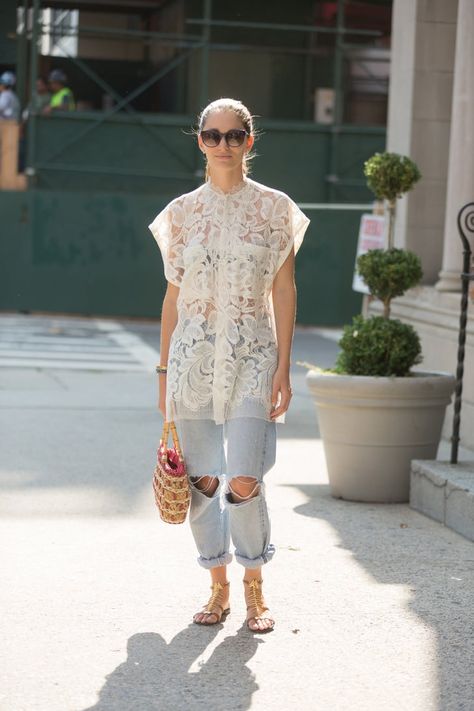 NYFW Street Style Day 1 New York Fashion Week Street Style, Outfits 2016, Nyfw Street Style, Popsugar Fashion, Ny Fashion, Girlie Style, Woman Style, Blouse Tops, Casual Chic Outfit