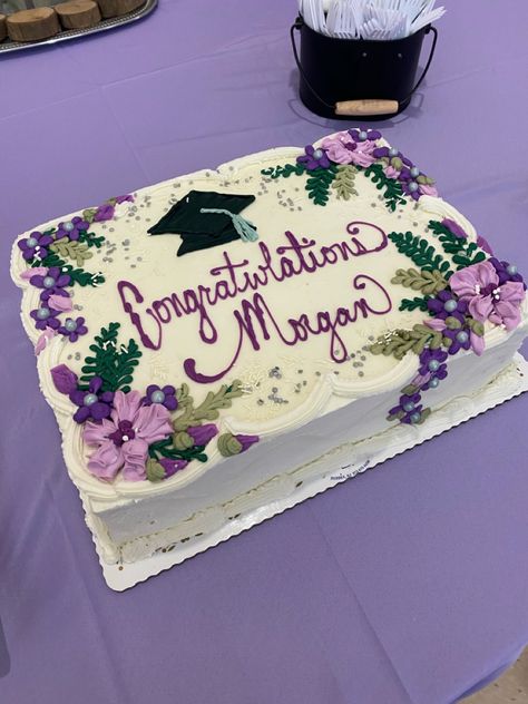 Sheet Cake Designs Graduation, Grad Cake Designs, Graduation Party Ideas Cake, Senior Graduation Cake, Grad Party Cakes High School, Rectangle Graduation Cake, Purple Graduation Party Ideas Decoration, Pretty Graduation Cakes, Cute Grad Cakes