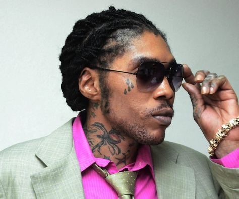 Incarcerated Dancehall star Vybz Kartel recently recounted the two ‘most important’ lessons he learned from his dear mother. Vybz Kartel Wallpaper, Bob Marley Legend, Beenie Man, Shatta Wale, Dancehall Music, Vybz Kartel, Jamaican Music, Nigerian Music, Musical Artist