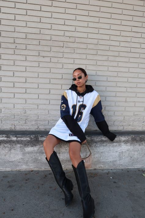 Saturday Football Outfit Casual, Hoodie With Jersey Outfit, Oversize Jersey Outfit, Styling A Football Jersey Women, Baltimore Ravens Outfit Women, Cold Sports Game Outfit, Jersey And Boots Outfit, Jersey With Boots, Womens Football Jersey Outfit