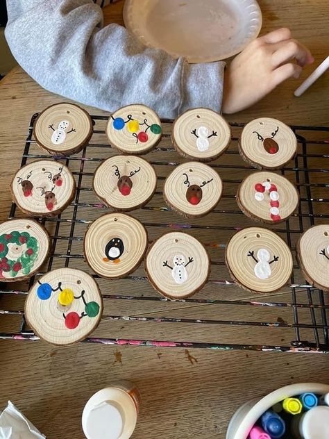 Wooden Christmas Ornaments Diy Kids, Tree Cookie Ornaments Kids, Diy Wooden Ornaments Kids, Wooden Ornament Crafts For Kids, Wood Ornament Ideas For Kids, Wooden Circle Ornaments Diy Kids, Best Christmas Crafts For Kids, Kids Wooden Ornament Craft, Wood Circle Ornaments Diy Kids