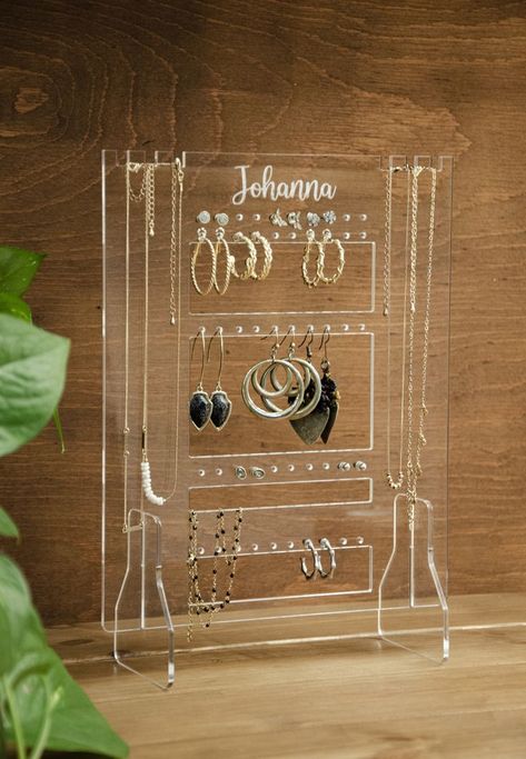 Personalized acrylic jewelry organizer. Easy to set up - Minimal and elegant! Organize your jewelry and decorate your space at the same time. This makes a great gift to any jewelry lover! - The stand can hold up to 25 earring pairs (50 holes) * 10 pairs of stud earrings & 15 pairs of long earrings * - Have space for 4 necklaces (but you can easily put 2 necklaces to each spot) - One rack for bracelets. #personalizedjewelryholder #jewelryorganizer #giftforher #giftfordaughter Earing Organizer, Wooden Jewelry Stand, Earrings Holder, Jewellery Stand, Acrylic Vase, Jewellery Holder, Laser Engraved Ideas, Jewelry Rack, Acrylic Earring