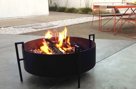 10 Easy Pieces: Portable Fire Pits Zen Courtyard, Steel Fire Pit Ring, Vermont Ski House, Portable Fire Pit Ideas, Barrel Fire Pit, Fire Pit Gallery, Portable Fire Pit, Iron Fire Pit, Backyard Shop