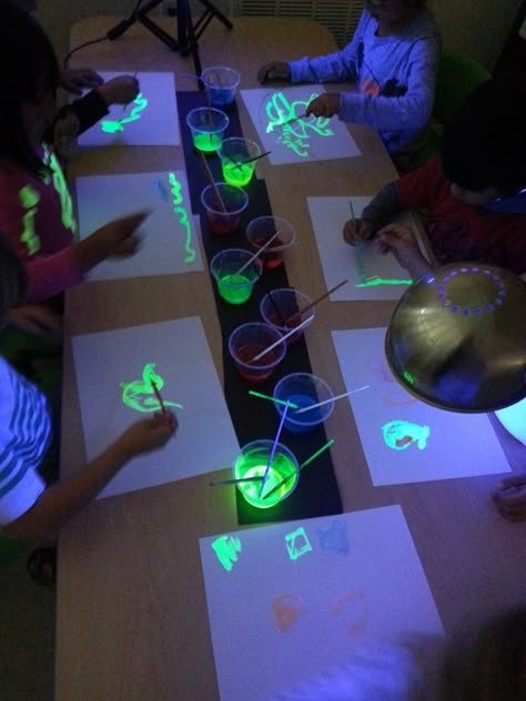 Space Reggio Emilia, Fairy Tale Process Art, Light And Dark Topic Eyfs, Lights On Afterschool Activities, Calming Activities For Kids, Glow Painting, Classe D'art, Thema Winter, Dark Paintings