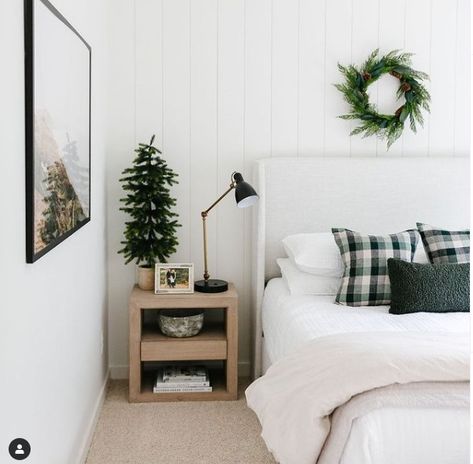 Guest Room Christmas, Christmas Guest Bedroom, Room Christmas Decor, Holiday Bed, Holiday Bedroom, Bedroom Design Inspiration, Nightstand Decor, Christmas Bedding, Christmas Decorations Bedroom