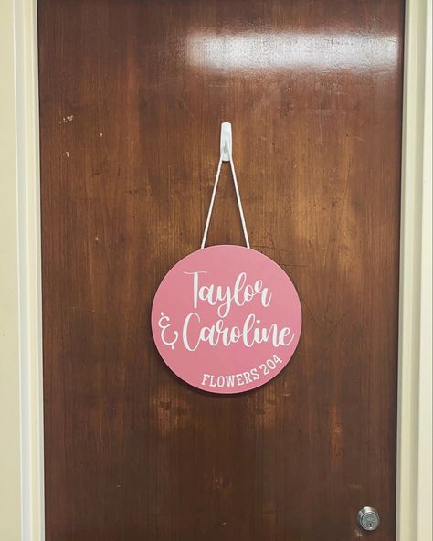 Cute Dorm Door Ideas, Dorm Door Ideas College, Cute Dorm Door Signs, Dorm Room Door Signs Diy, Dorm Sign Ideas, College Dorm Room Door Signs, Dorm Signs Door Roommate, Dorm Room Crafts Diy, Dorm Door Hangers