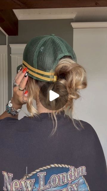 TORIE BLISS on Instagram: "My viral messy bun but with a hat 💚✨" How To Style A Ball Cap Women, Messy Hat Hairstyles, Hat And Bun Hairstyle, Messy Bun With Hat Tutorial, Bun With Hat Baseball Caps, How To Wear Caps Women, Messy Bun Hat Hairstyles, Updos With Hats, Updo With Hat