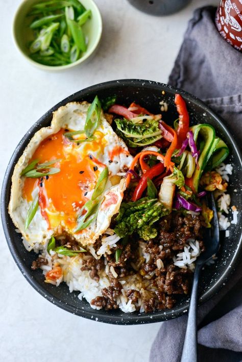 Korean BBQ Beef Bowls l SimplyScratch.com #beef #korean #bbq #bowl #egg #rice Korean Slaw, Beef Bowl Recipe, Korean Bbq Beef, Korean Bbq Sauce, Bar Restaurant Design, Beef Bowl, Architecture Restaurant, Cooking Jasmine Rice, Skillet Dishes