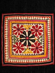 Gujarat Embroidery, Embroidery Articles, Floral Design Drawing, Kutchi Work, Bead Animals, Kutch Embroidery, Objects Art, Kutch Work Designs, Applique Art