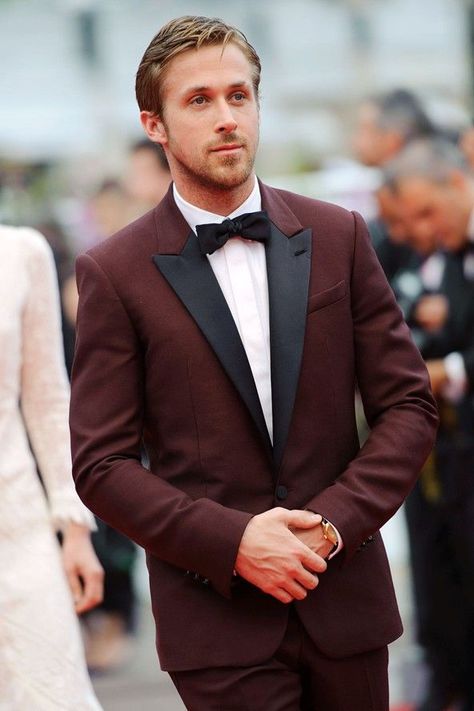 How to Wear Red Suits the Right Way, 18 Best Celebrity Looks - MensUSA Reviews Tuxedo Styles, Mens Tuxedo, Teacher Motivation, Burgundy Tuxedo, Girls Teacher, Tie Vest, Райан Гослинг, Burgundy Suit, Business Suits