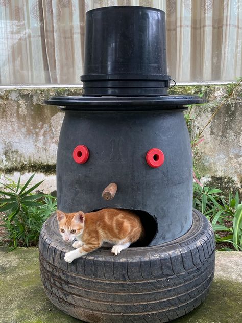 Recycle plastic drum, pail and car tire Outdoor Cat House Diy, Diy Outdoor Cat House, Cat House Diy, Dog Pool, Outdoor Cat House, Outdoor Cat, Old Tires, Outdoor Cats, Diy Car