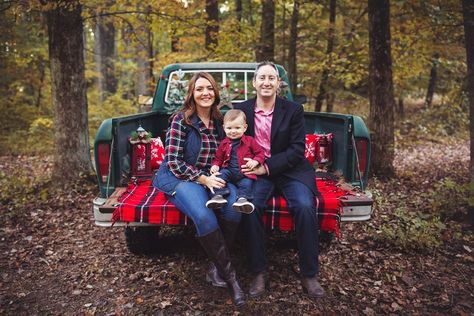 Christmas Truck Mini Sessions, Christmas Tree Farm Pictures, Christmas Photographer, Vintage Truck Christmas, Christmas Family Photoshoot, Outdoor Portrait Photography, Photography Mini Sessions, Christmas Red Truck, Family Christmas Pictures