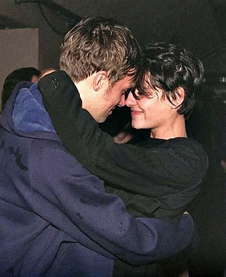 Damon Albarn and Justine Frischmann Justine Frischmann, Damon Albarn, Gay Aesthetic, Poses References, Pose Reference Photo, Gay Love, Two People, Couple Aesthetic, Couple Posing