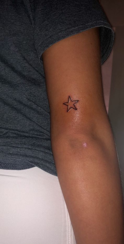 Dot Star Tattoo, Star Arm Tattoo, Star Tattoo Arm, Star Girl Tattoo, Simple Star Tattoo, Small Easy Tattoo Ideas, Star Hip Tattoo, Tattoo Ideas Western, Easy Tattoo Ideas