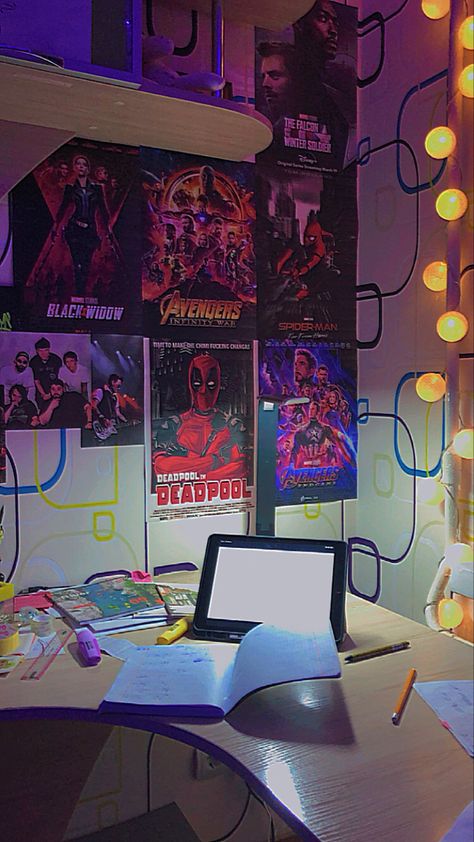 Superhero Room Aesthetic, Film Themed Room, Spiderman Themed Room Aesthetic, Marvel Themed Bedroom Aesthetic, Spider Man Room Decor Aesthetic, Diy Avengers Room Decor, Spiderman Theme Room, Spiderman Room Decor Aesthetic, Spiderman Bedroom Aesthetic