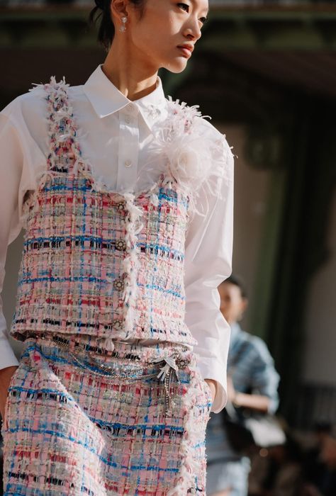 Spring-Summer 2025 - Look 30 — Fashion | CHANEL Tweed Fashion, Chanel Spring Summer, 30 Fashion, Chanel Outfit, Fashion Chanel, Chanel Official, Chanel Official Website, Pink Chanel, Chanel Spring