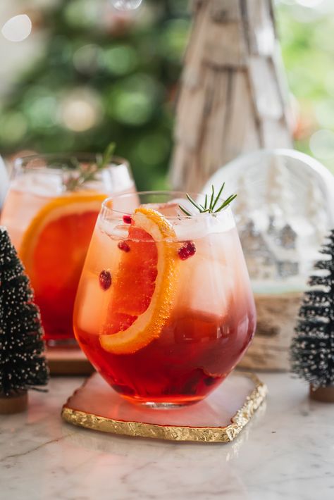 How to make a Winter Aperol Spritz Cocktail - Le Petit Eats Winter Aperol Spritz, Holiday Drinks Alcohol, Winter Cocktails Recipes, Cocktail Fruit, Spritz Cocktail, Hot Buttered Rum, Flavorful Vegetables, Cocktail Serving, Festive Cocktails