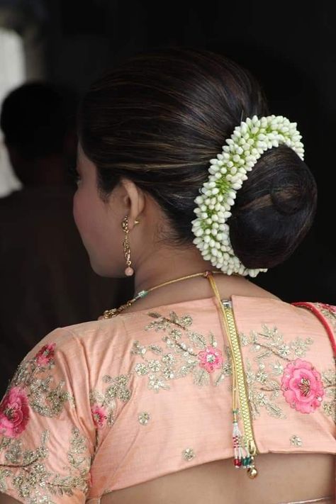 Gajara Hair Bun, Real Flower Brooch For Hair, Real Flower Hairstyle, Bun With Gajra, Gajra Hairstyle, Wedding Hair Brooch, Flower Gajra, Hairstyle Images, Flower Jewellery For Mehndi