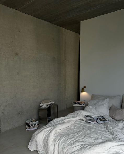 PIETER PEULEN East of Brussels, a Futuristic House With a Concrete Structure Inspired by the Architectural Work of Tadao Andō. @pieterpeulen Concrete Houses Interior, Concrete Bedroom, Brutalist Interior, Futuristic Bedroom, Futuristic House, Concrete Interiors, Concrete Walls, Concrete Structure, Minimalism Interior