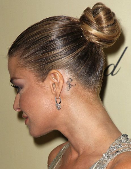 Celebrities With Tattoos, Letter R Tattoo, Tattoo Homme, Pet Tattoos, Behind Ear Tattoos, K Tattoo, Carmen Electra, Delicate Tattoo, Initial Tattoo