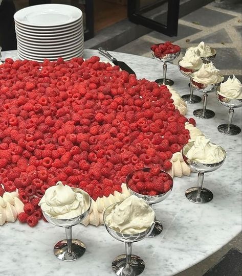 Raspberry Pavlova, Pavlova Cake, Wedding Mood Board, Birthday Dinners, Wedding Mood, Wedding Food, Pavlova, Pretty Food, Aesthetic Food