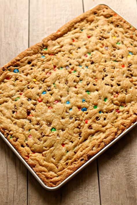 Chocolate Chip M&M Cookie Bars - 365 Days of Slow Cooking and Pressure Cooking M M Cookie Bars, Pan Cookies, Sugar Cookie Bars, Perfect Chocolate Chip Cookies, Chocolate Chip Cookie Bars, Chocolate Chip Recipes, Cookie Bar Recipes, Köstliche Desserts, Slow Cooking