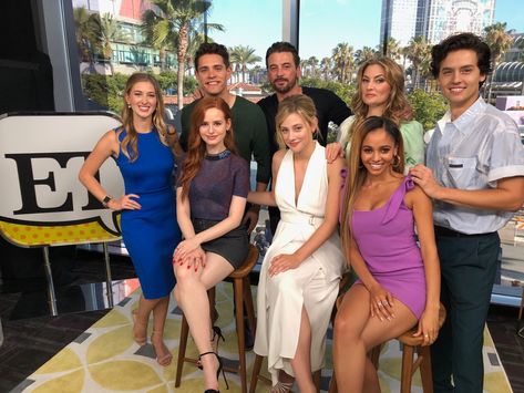 Entertainment Tonight on Twitter: "MY HEART CAN'T HANDLE THIS. ❤️📺 #Riverdale #SquadGoals #SDCC #ComicCon… " Cast Of Riverdale, Riverdale Season 2, Archie Comics Riverdale, Riverdale Cw, Camilla Mendes, Bughead Riverdale, Skeet Ulrich, Gina Gershon, Luke Perry