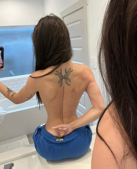 Back Muscle Aesthetic Woman, Carly.jb Gym, Back Muscles Women Aesthetic, Gym Girl Tattoo, Carly Jb, Gym People, Proverbs 27 17, Girl Back Tattoos, B Tattoo