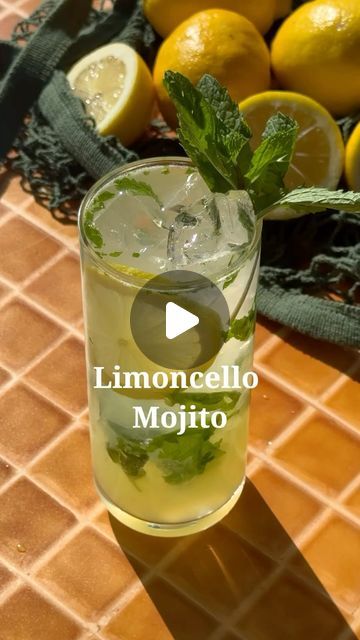 Limoncello Mojito Cocktail, Limoncello Cocktails, Mojito Cocktail, Party Food Buffet, Vegan Drinks, Mojito Recipe, Sparkling Drinks, Spring Cocktails, Italian Table