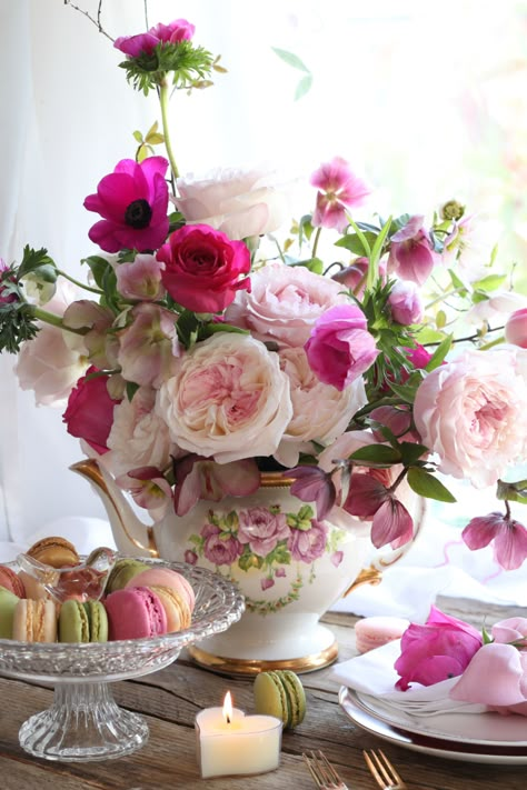 David Austin Bouquet, David Austin Roses, David Austin, Beautiful Flower Arrangements, Tea Pots Vintage, Floral Tea, Jolie Photo, Fall Floral, Floral Arrangement