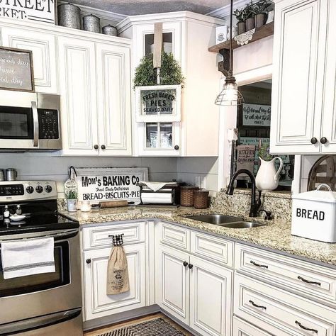 Farmhouse style antique kitchen. Classy Farmhouse, Farmhouse Kitchen On A Budget, Dapur Rustic, Decorating Above Kitchen Cabinets, Farmhouse Decor On A Budget, Above Kitchen Cabinets, Farmhouse Kitchen Remodel, Kitchen Diy Makeover, Kitchen Cabinets Decor