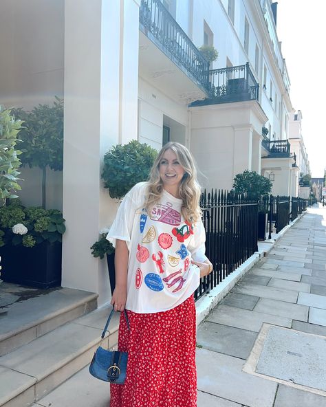 Didn’t want to fall in love with the oversized T-shirt and maxi skirt trend … but I’m literally just a girl 💅🏼❤️✨ #asseenonme #oversizedtshirt #oversizedshirt #maxiskirt #midsizestyle Oversized Tee With Skirt, Maxi Skirt Oversized Shirt, Skirt And Oversized Shirt, Skirt And Tee Shirt Outfit, Shirt Skirt Outfit, Baggy Tshirt, Tee Shirt Outfit, Baggy Shirt, Long Skirt Outfits