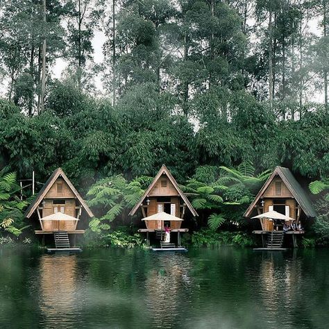 three cute little cabins - the perfect place to relax River Side House Cottages, River Side House, Cabin Architecture Design, Bamboo Village, Casa Hobbit, Bamboo Building, Three House, River Side, Jungle House