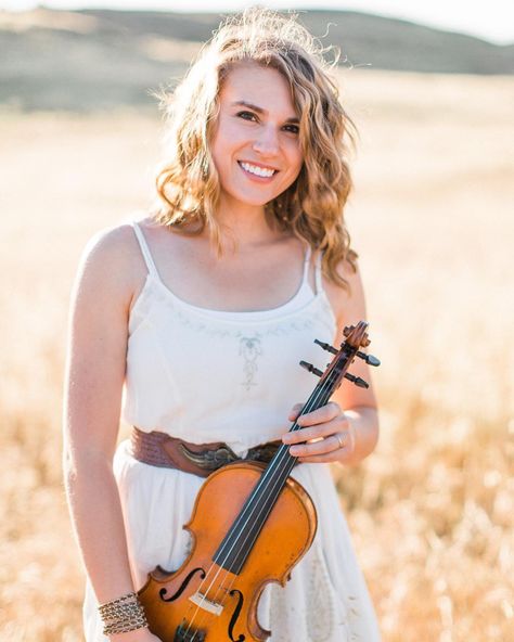 Taylor Davis on Instagram: “Hope you're all having a great week so far! 😄 (📷by @agajones) #violin #taylordavis” Taylor Davis, Senior Style, Great Week, Violinist, Style Guide, Violin, Style Guides, Photo Ideas, Diva