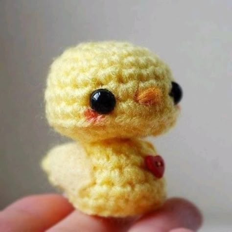 Yellow Amigurumi, Duck Kawaii, Mini Amigurumi, Easy Crochet Animals, Confection Au Crochet, Kawaii Crochet, Crochet Simple, Crochet Animal Patterns, Fun Crochet Projects