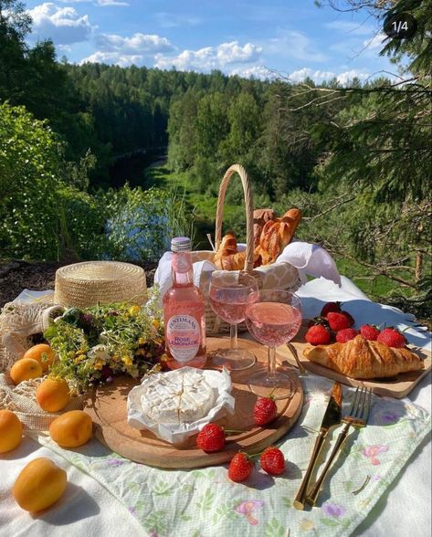 Picnic Date Food, Picnic Inspiration, Picnic Essentials, Picnic Ideas, Picnic Date, Perfect Picnic, Picnic Food, Healthy Girl, Picnic Foods